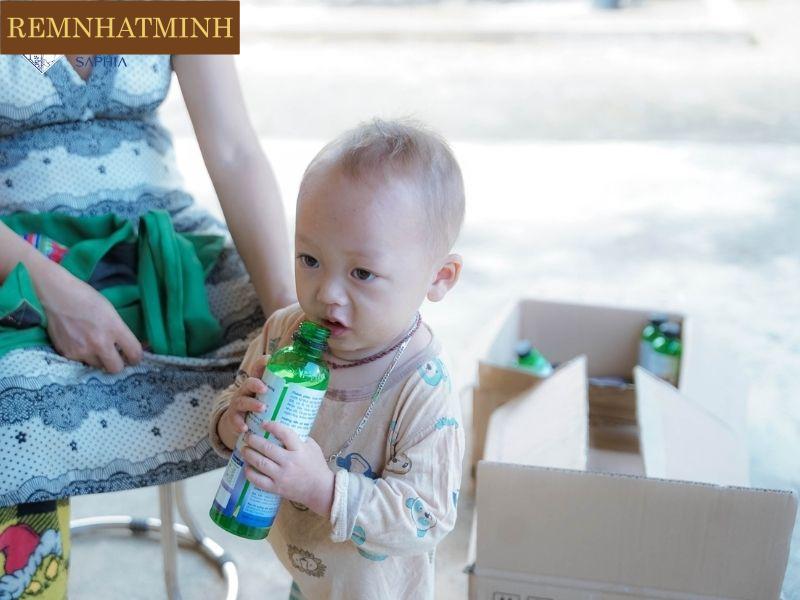 Trẻ ở độ tuổi nào tuyệt đối không dùng nước kiềm pha sữa?